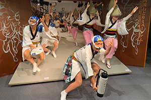 阿波踊り会館で和服を着てビジャーナスを踊る人