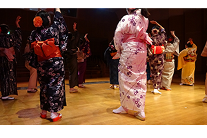 阿波踊り会館で和服を着てビジャーナスを踊る人