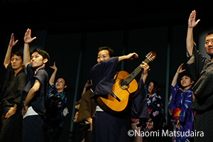 東京スカイツリー で和服を着てビジャーナスを踊る人