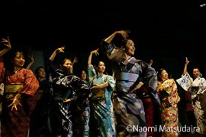 東京スカイツリー で和服を着てビジャーナスを踊る人