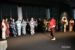 東京スカイツリー で和服を着てビジャーナスを踊る人