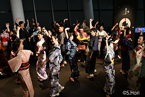 東京スカイツリー で和服を着てビジャーナスを踊る人