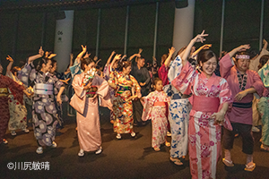 東京スカイツリー で和服を着てビジャーナスを踊る人