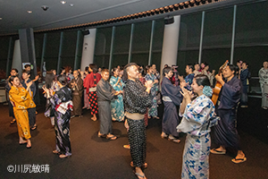 東京スカイツリー で和服を着てビジャーナスを踊る人