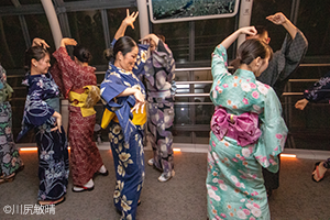 東京スカイツリー で和服を着てビジャーナスを踊る人