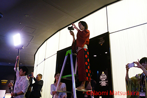 東京スカイツリー で和服を着てビジャーナスを踊る人