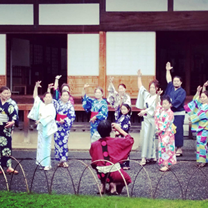 足利学校で和服を着てビジャーナスを踊る人