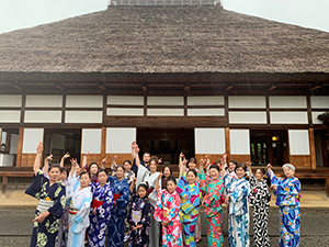 足利学校で和服を着てビジャーナスを踊る人