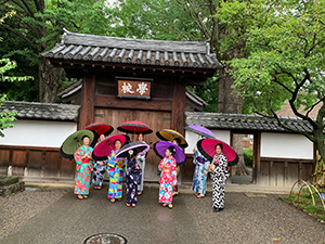 足利学校で和服を着てビジャーナスを踊る人