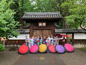 足利学校で和服を着てビジャーナスを踊る人