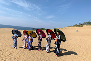 鳥取砂丘で和服を着てビジャーナスを踊る人