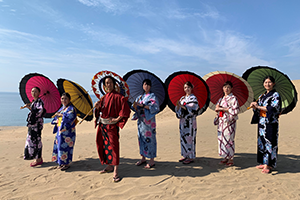 鳥取砂丘で和服を着てビジャーナスを踊る人