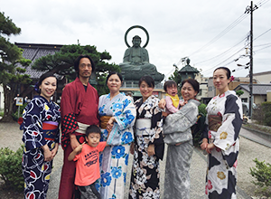 高岡大仏で和服を着てビジャーナスを踊る人