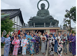 高岡大仏で和服を着てビジャーナスを踊る人