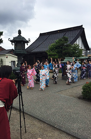 高岡大仏で和服を着てビジャーナスを踊る人