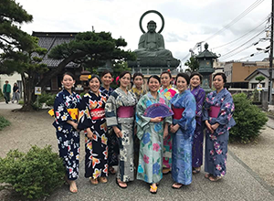 高岡大仏で和服を着てビジャーナスを踊る人