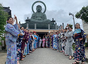 高岡大仏で和服を着てビジャーナスを踊る人