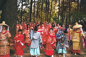 熊野古道で和服を着てビジャーナスを踊る人