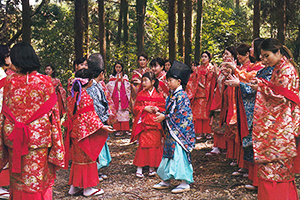 熊野古道で和服を着てビジャーナスを踊る人