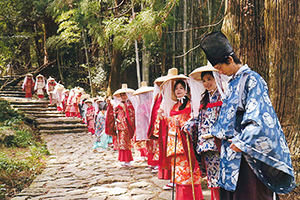 熊野古道で和服を着てビジャーナスを踊る人