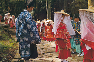 熊野古道で和服を着てビジャーナスを踊る人