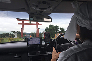 車内から羽黒山 五重塔を見る人