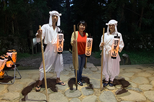 羽黒山 五重塔でビジャーナスを踊る人