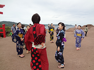 元乃隅稲成神社で和服を着てビジャーナスを踊る人