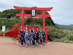 元乃隅稲成神社で和服を着てビジャーナスを踊る人